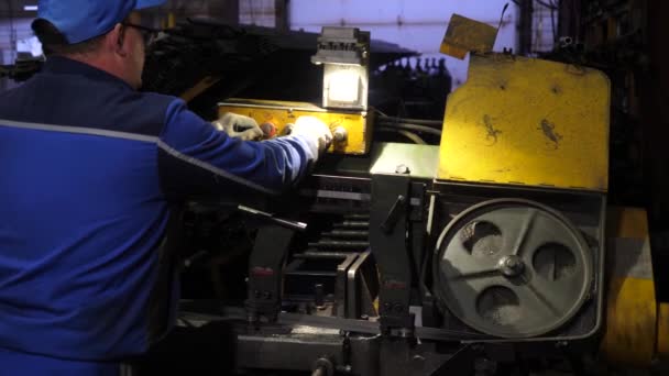 Velho Terno Azul Trabalha Uma Serra Fita Metal Amarelo Pressiona — Vídeo de Stock