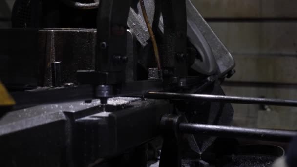Corte Tarugo Aço Uma Máquina Fita Fumaça Gotejando Refrigerante Trabalhador — Vídeo de Stock