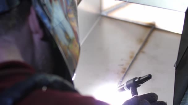 보호용 마스크를 용접공 사무실에서 일하는 — 비디오