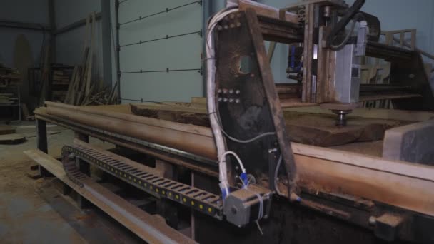 Old Cnc Milling Machine Wood All Shavings Processes Piece Wood — Stock Video