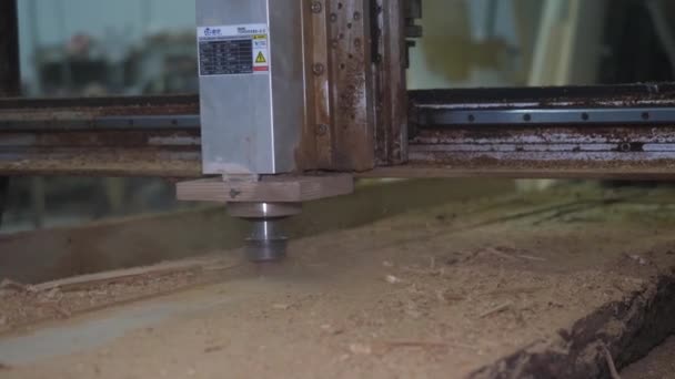 Старий Фрезерний Верстат Чпу Деревини Стружці Обробляє Шматок Деревини — стокове відео