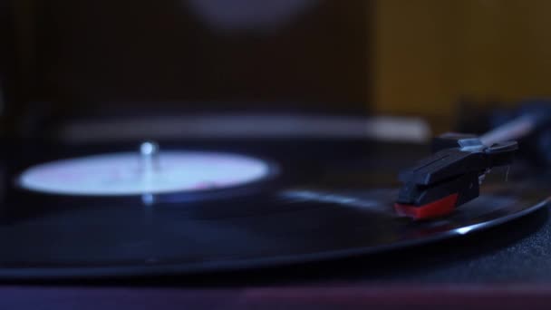 Starý Dřevěný Vinylový Disk Hráč Točí Desku — Stock video
