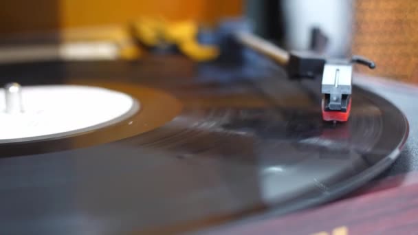 Oude Houten Vinyl Disc Speler Draait Een Plaat — Stockvideo