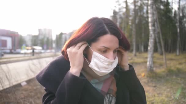 Fiatal Lány Fekete Kabátban Orvosi Maszkot Vesz Fel Kamerába Néz — Stock videók