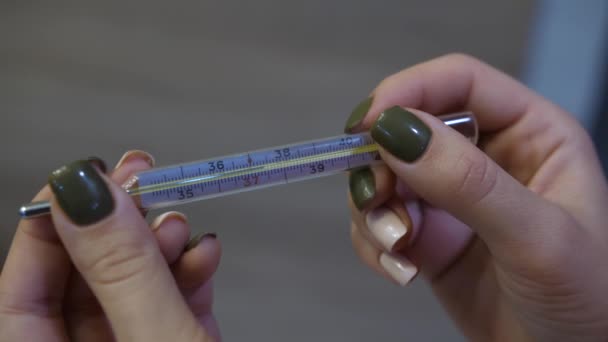 Meisje Houdt Een Glas Kwik Thermometer Haar Handen Hoge Temperatuur — Stockvideo