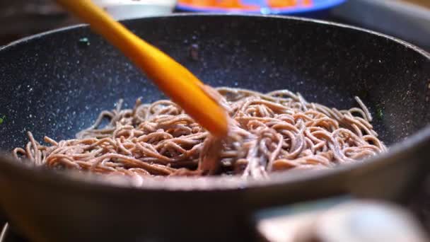 Erişteler Siyah Bir Tavada Pişirilir Çabucak Tahta Kaşıkla Karıştırılır Buhar — Stok video