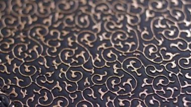 Deri, çiçek ve bitki şeklinde altın desenler.