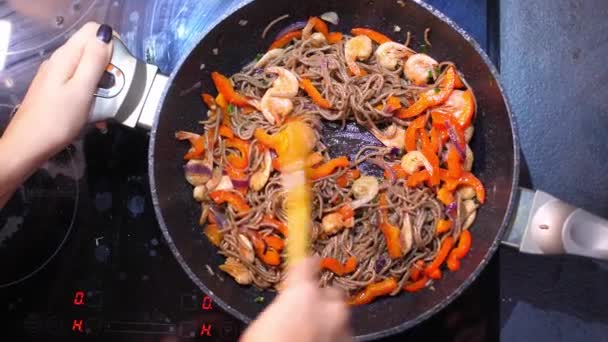 Brudnym Piecu Czarnej Patelni Gotować Makaron Warzywami Cebulą Papryką Sosem — Wideo stockowe