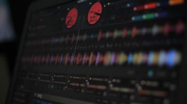 DJ panelinin makro görüntüsü, renkli grafikler ve dalgalar
