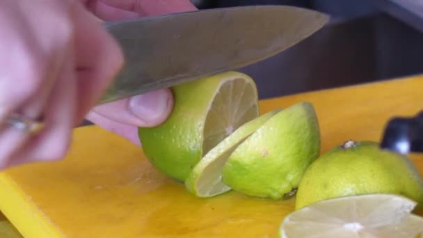 Barkeeper Schneidet Kalk Mit Einem Großen Küchenmesser Scheiben — Stockvideo