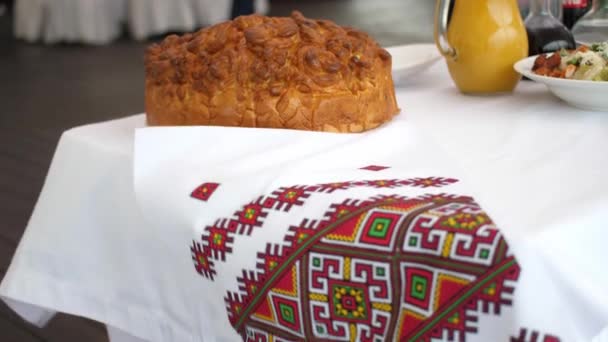 Uroczysty Tradycyjny Rosyjski Bochenek Stoi Stole Ozdobionym Malowanym Ręcznikiem Wiatr — Wideo stockowe