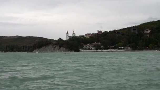 Église Avec Plusieurs Maisons Debout Sur Une Falaise Face Grand — Video