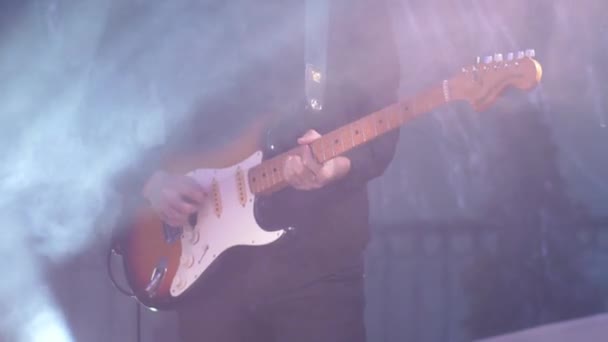 Ein Gitarrist Schwarzer Kleidung Spielt Bei Einem Konzert Rauch Eine — Stockvideo