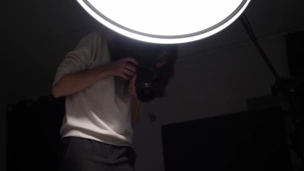 Młoda Fotograf Dziewczyna Pracuje Studio Robi Zdjęcia Dużym Czarnym Aparatem — Wideo stockowe