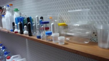 Raflardaki PET Preform Enjeksiyon Küf Makinesinden Plastik Şişe Parçası, Polietilen Tereftalat