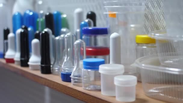 Muster Von Plastikflaschenteilen Aus Pet Preform Spritzgießmaschine Auf Regalen Polyethylenterephthalat — Stockvideo