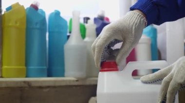 Eldivenli bir el beyaz teneke kutunun kapağını açar ve kontrol eder.