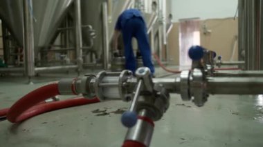 Büyük, parlak tanklar üretim fabrikasında sıra sıra bekliyor.