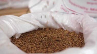 Malt yavaş çekimde bir torbaya doldurulur.