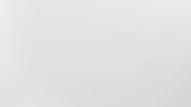 uçan kendi kendine dokunan vidalar hızlı bir beyaz arka plan üzerinde