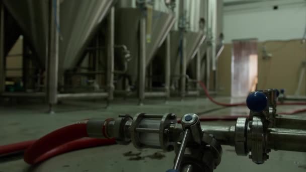 Grote Glimmende Tanks Rij Bij Een Brouwerij — Stockvideo