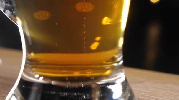 boisson gazeuse dans un verre jaune-or, bulles monter lentement, gros plan 