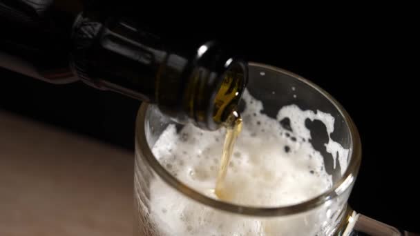 Birra Leggera Soda Versata Una Bottiglia Bicchiere Bolle Fluiscono Giù — Video Stock