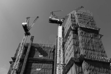 Şantiye vinç ve gökyüzü arka plan (Bla bina ile