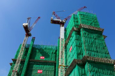 Gökyüzü arka planında vinç ve bina olan inşaat alanı