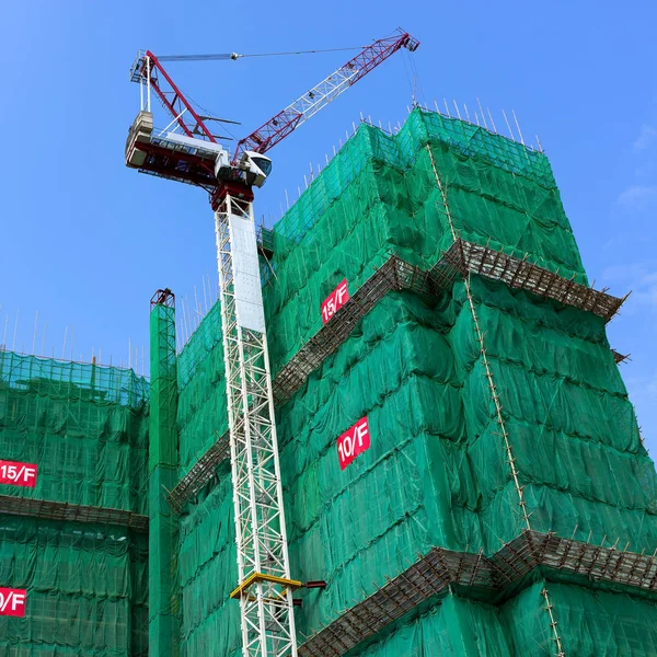 Sitio de construcción con grúa y construcción en el fondo del cielo —  Fotos de Stock