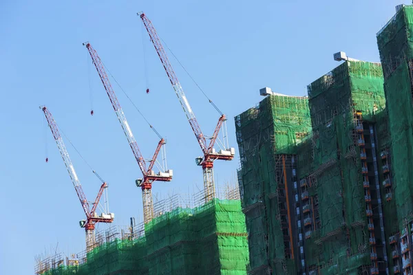 Sitio de construcción con grúa y construcción en el fondo del cielo —  Fotos de Stock