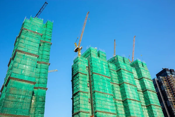 Sitio de construcción con grúa y construcción en el fondo del cielo —  Fotos de Stock