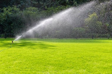 Sulama sistemi su yeşil çim sahada