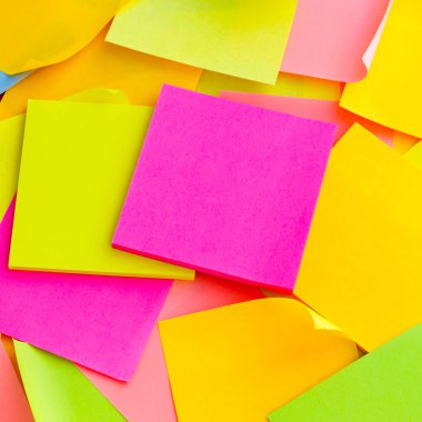 Arka plan, renkli yapışkan notlar