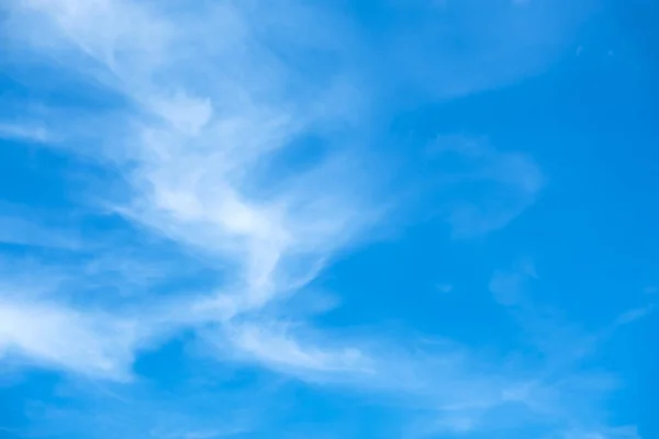 Blauer Himmel Hintergrund mit winzigen Wolken — Stockfoto