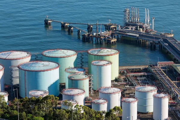 Tanque de aceite en la refinería de petróleo — Foto de Stock