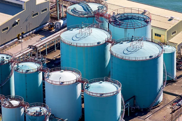 Tanque de aceite en la refinería de petróleo — Foto de Stock