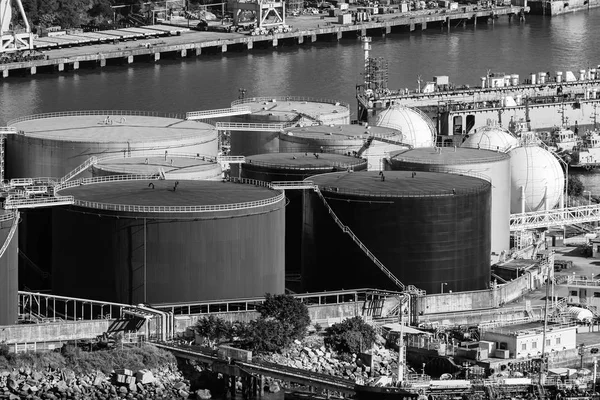 Oil tank and Natural Gas storage tanks (Black and White) — Stock Photo, Image