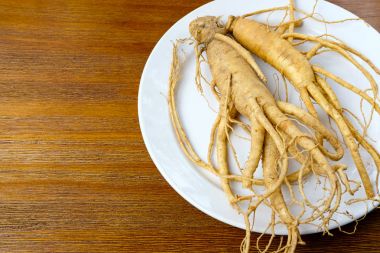 Plaka üzerinde taze Kore ginseng