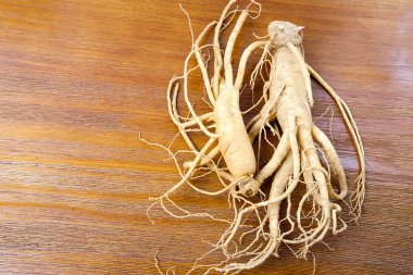 Ahşap arka plan üzerinde taze Kore ginseng