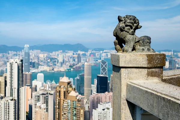 Statue du lion chinois au sommet Victoria le célèbre belvédère de l'Hon — Photo