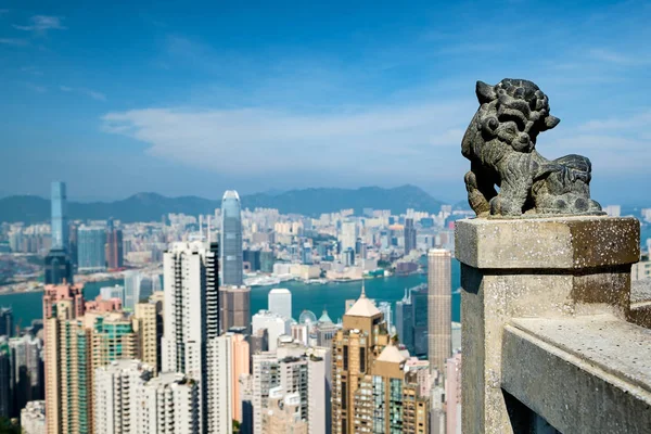 Statue du lion chinois au sommet Victoria le célèbre belvédère de l'Hon — Photo