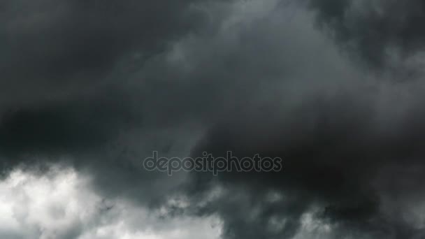 Schwarze Gewitterwolke am Himmel - Zeitraffer — Stockvideo