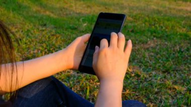 Park adlı cep telefonu kullanan kadın