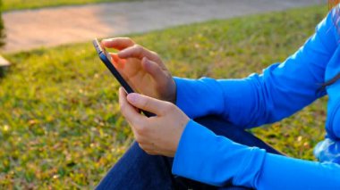 Park adlı cep telefonu kullanan kadın