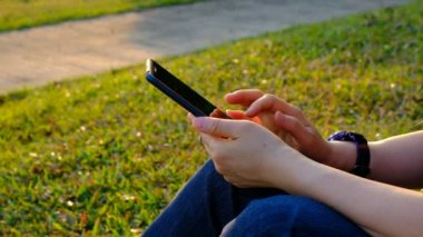 Park adlı cep telefonu kullanan kadın