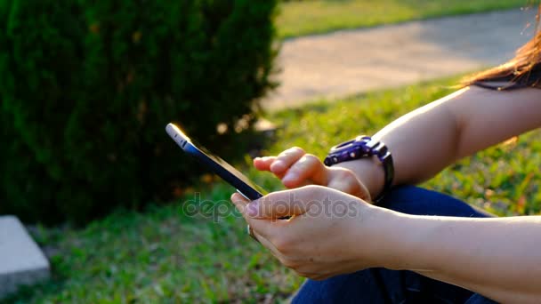 Frau benutzt Handy im Park — Stockvideo