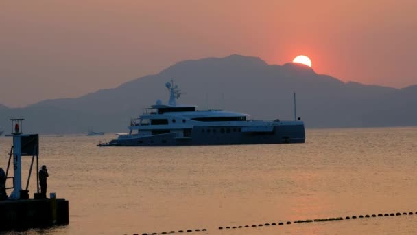 Schiff bei wunderschönem orangefarbenen Sonnenuntergang — Stockvideo