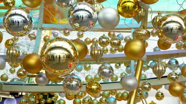 Bola de Natal dourada Balançando — Vídeo de Stock