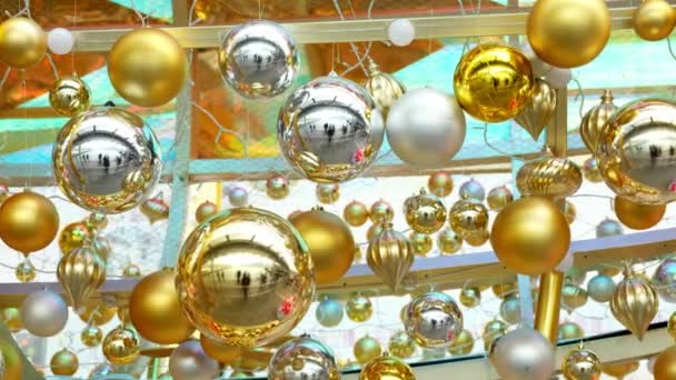 Gyllene christmas ball Swinging — Stockvideo